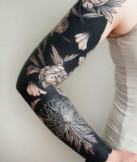 Voll Arm-tattoos, Mangas Tattoo, Chrysanthemum Tattoo, Blackout Tattoo, Full Arm Tattoos, Daisy Tattoo, Geniale Tattoos, Disney Tattoo, Small Butterfly