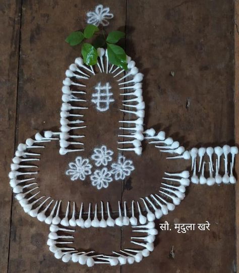 Indian Floral Decor, Flower Petal Art, Rangoli Designs Simple Diwali, Popsicle Crafts, Bridal Gift Wrapping Ideas, Rangoli Ideas, Flower Decorations Diy, Goddess Decor, Rangoli Designs Flower