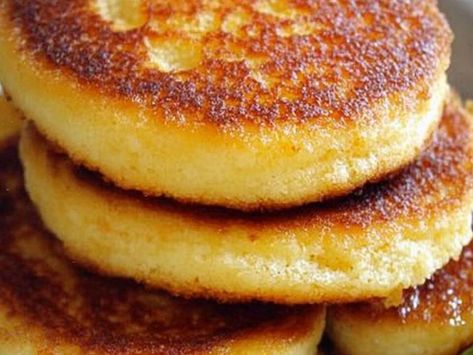 Fried Cornbread Southern Cornmeal Hoecakes, Fried Cornbread Easy, Fried Cornbread Southern, Fried Cornbread Recipe, Cornmeal Hoecakes, Cornbread Cakes, Hoecake Recipe, Crispy Cornbread, Cornbread Southern