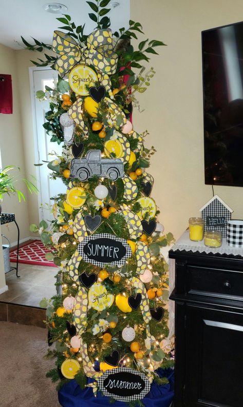 May Christmas Tree Ideas, Lemon Christmas Tree, Summer Christmas Tree, Unique Christmas Trees Themes, Seasonal Tree, Christmas Tree Decoration Ideas, Christmas Tree Decorating Tips, Pencil Tree, Tree Decoration Ideas