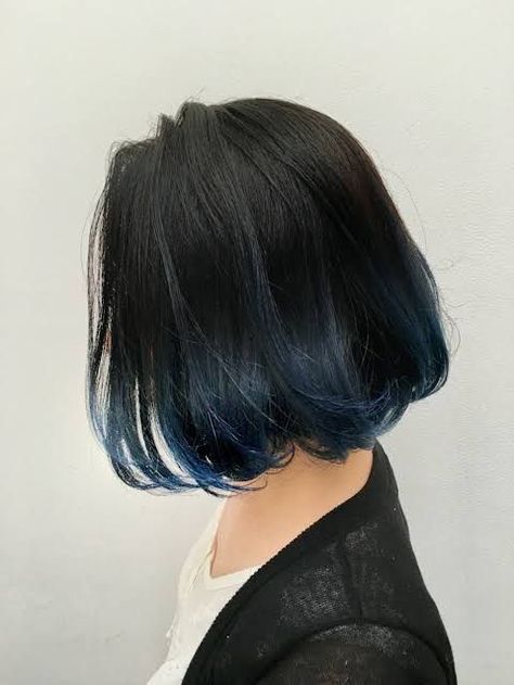 Pin en hair Blue Tips Hair, Pink Hair Streaks, Blue Ombre Hair, Dip Dye Hair, Chic Short Hair, Hair Color Underneath, Hair Color Streaks, Hair Streaks, Asian Short Hair