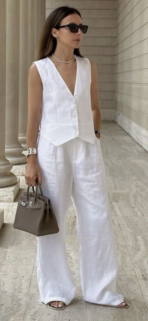 Street Style 2023, Vest Outfits For Women, Linen Style Fashion, Tailored Clothes, Style 2023, Summer Work Outfits, Minimal Outfit, Looks Street Style, Stylish Outfit