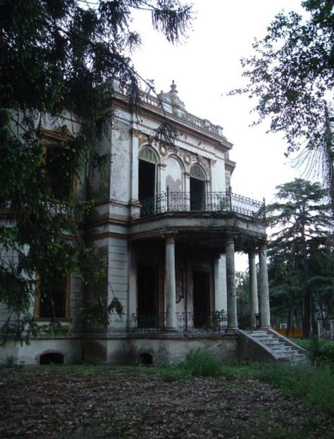 The Louisiana swamp home Southern Gothic Aesthetic, Old Southern Homes, Louisiana Swamp, Creepy Houses, Gothic Novel, Abandoned Mansion, Old Abandoned Houses, Old Mansions, Abandoned Castles