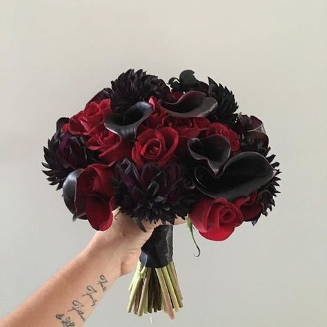 Dark wedding bouquet  chrysanthemums, black cala lilies, dark red roses #gothicwedding #gothicflowers Black And Maroon Bouquet, Dark Red And Black Bouquet, Red And Black Rose Bouquet, Red And Black Wedding Flowers, Red And Black Bouquets, Black And Dark Red Wedding, Black And Red Bouquet, Mafia Wedding Aesthetic, Vamp Wedding