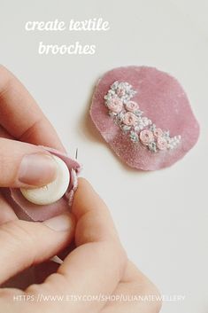 Textile Brooch, Felt Accessories, Embroidery Accessories, Miniature Embroidery, Ribbon Embroidery Tutorial, Fabric Flower Brooch, Hand Embroidery Patterns Flowers, Hand Embroidery Flowers, Simple Embroidery