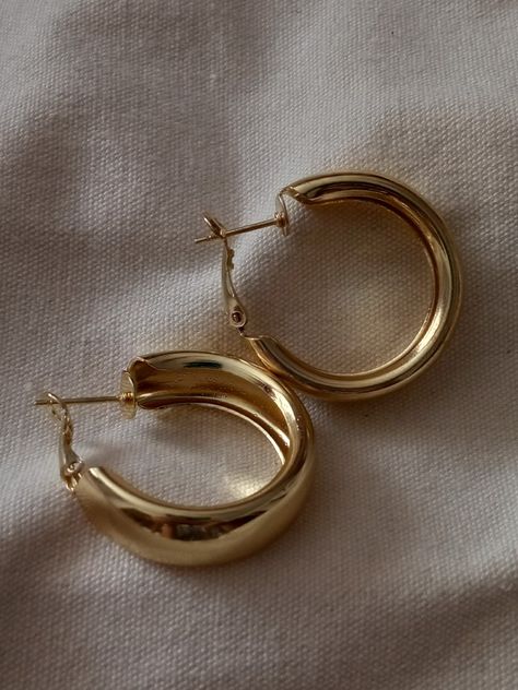 Gold Hoops Aesthetic, Hoops Aesthetic, Modern Gold Jewelry, Nice Jewelry, Classy Jewelry, Gold Hoops, Ear Jewelry, Luxury Jewelry, Amazing Jewelry