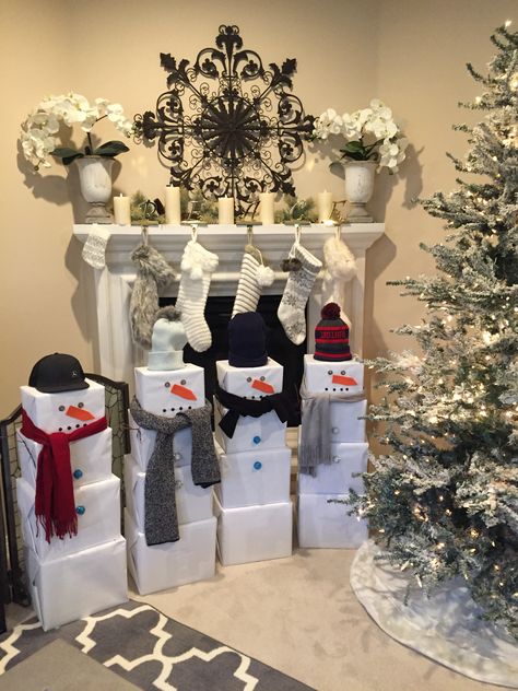 Snowman gift Towers Snow Man Gift Boxes, Snowman Christmas Present Boxes, Snowman Christmas Gift Tower, Christmas Present Snowman, Snowmen Gift Tower, Snowmen Present Boxes, Snowman Gifts Tower, Snowman Gift Wrapping Ideas, Christmas Gift Snowman Boxes