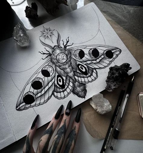 Lunar Moth Tattoo, Tattoo Papillon, Moth Tattoo Design, Insect Tattoo, Tattoo Zeichnungen, Deco Wallpaper, Chest Piece Tattoos, Geniale Tattoos, Moth Tattoo