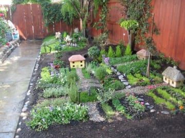 37 Ridiculously Awesome Things To Do In Your Backyard This Summer Container Herb Garden, Fairy Garden Gnomes, Garden Houses, Herb Garden Design, Faeries Gardens, School Garden, Have Inspiration, Fairy Garden Diy, Small Houses