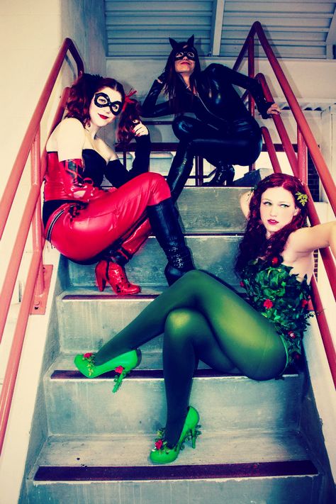 Cat Woman Harley Quinn Poison Ivy Costume, Poison Ivy And Catwoman Costume, Villain Duo Costumes, Harley And Ivy Costume, Cat Woman And Harley Quinn, Niki Halloween, Harley Quinn And Poison Ivy Costume, Poison Ivy Harley Quinn Catwoman, Harley Quinn And Catwoman