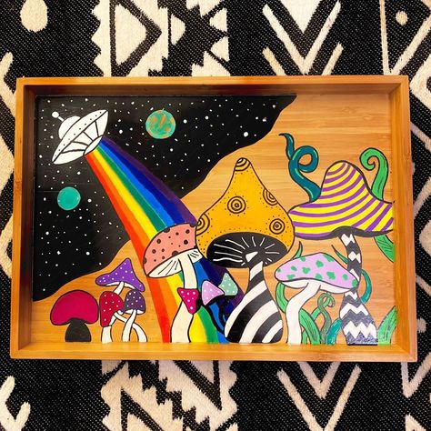 Tray Design Ideas Painting, Air Dry Clay Rolling Tray Diy, Trippy Box Painting Ideas, Diy Rolling Tray Ideas, Stash Box Painting Ideas, Rolling Tray Paint Ideas, Wooden Tray Painting Ideas, Tray Painting Ideas, Painted Trays Ideas