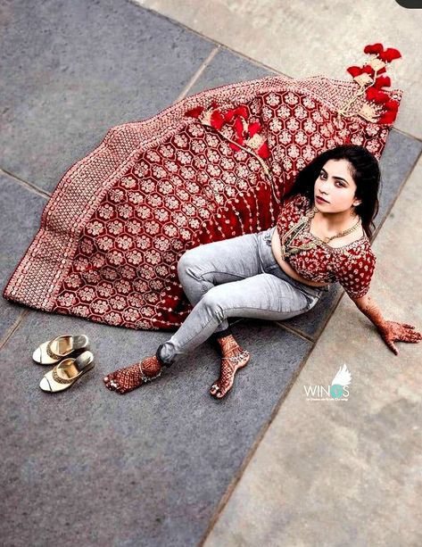 Parlour Shoot, Lehenga Shoot, Lehenga Poses, Latest Dress Trends, Bride Dress Up, Bride Shoot, Bridle Dress, Bridal Shots, Jeans Wedding