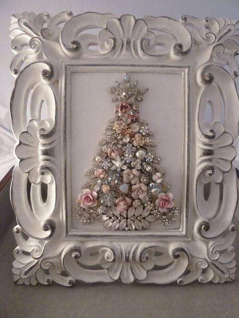 Shabby Chic Weihnachten, فن الرسم بالمسامير, Dekoratívne Vence, Jul Diy, Old Jewelry Crafts, Jeweled Christmas Trees, Vintage Jewelry Ideas, Jewelry Frames, Jeweled Christmas