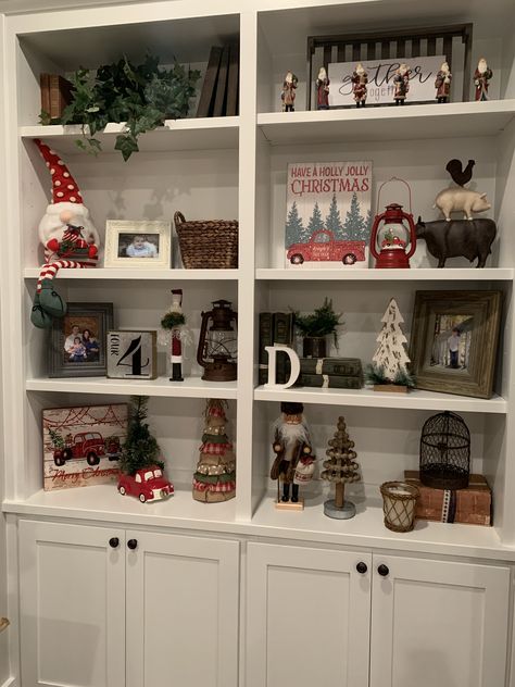 Decorating Bookshelves For Christmas, Christmas Bookshelf, Holiday Bedroom Decor, Decorating Bookshelves, Christmas Dining Table, Christmas Apartment, Christmas Decor Inspiration, Wreath Home Decor, Christmas Themes Decorations