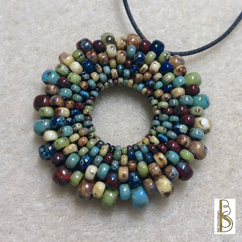 Beth Stone Designs Seed Beads, Beaded Necklace Pendant, Seed Bead Jewelry Ideas, Beads Jewellery Designs, Seed Bead Pendant, Seed Bead Art, Handmade Bead Jewellery, Seed Bead Jewelry Patterns, Seed Bead Crafts