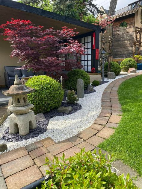 Easy Japanese Garden Ideas, Small Outdoor Seating Area Front Yards, Modern Zen Backyard, Japanese Garden Walkway, Japanese Inspired Front Yard, Japanese Plants Outdoor, Japanese Garden Inspiration, Zen Front Yard, Asian Garden Backyard