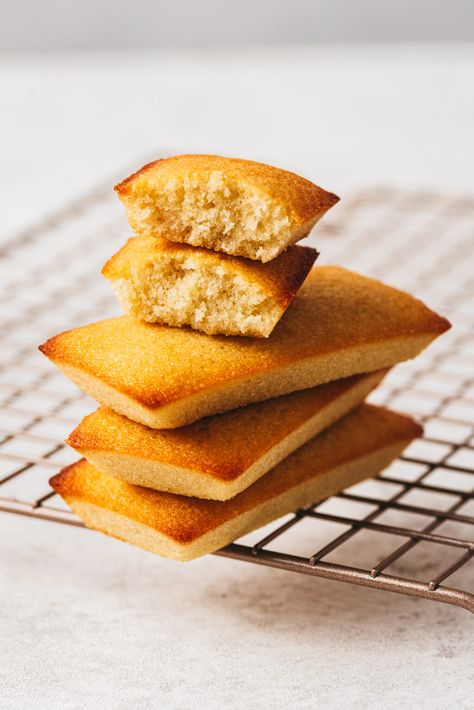 Une petite douceur pour le goûter : les Financiers aux amandes ! Très moelleux et réconfortants, avec leur bon goût d'amande... On les prépare en quelques minutes à la maison, et on les conserve plusieurs jours sans problème. Avec ou sans amandes effilées sur le dessus, ça c'est vous qui décidez ! Dessert