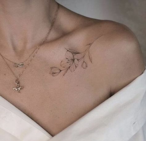 30 Gorgeous Shoulder Tattoos To Inspire Your Next Ink - 242 Jasmine Tattoo, Feminine Shoulder Tattoos, Women's Shoulder Tattoo, Front Shoulder Tattoos, Clavicle Tattoo, Tattoo Artist Tattoo, Small Shoulder Tattoos, Bone Tattoos, Artist Tattoo