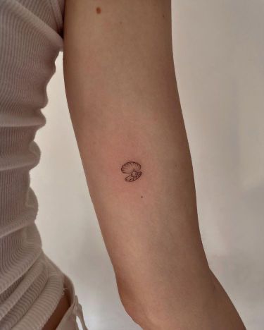 A Pearl Tattoo, Tattoos Sticker Sleeve, The Ocean Tattoo, Ocean Tattoos For Women, Pearl Tattoo, Ocean Tattoo, Shell Tattoos, Small Girly Tattoos, Ocean Tattoos