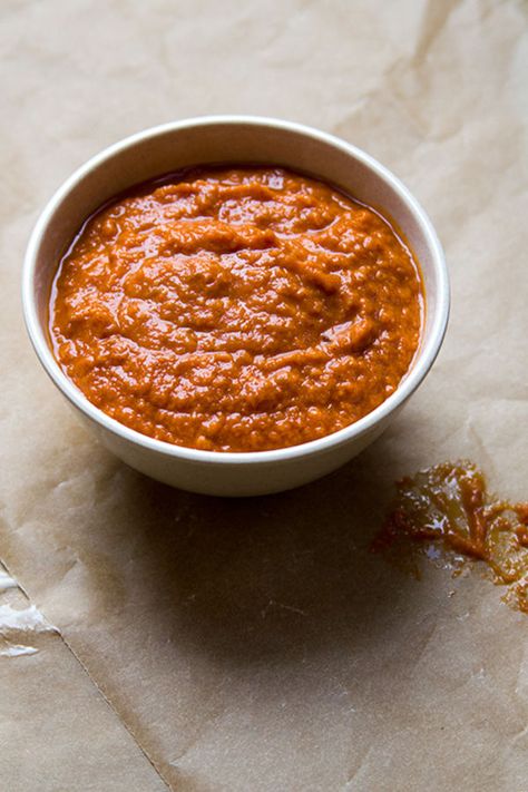 This spicy tomato-based dipping sauce, a lovely accompaniment to steamed crab legs, gets its name from a fiery mix of serrano peppers and chile powder. Diablo Sauce Recipe, Steamed Crab Legs, Diablo Sauce, Recipe Mexican, Dipping Sauces Recipes, Vegetarian Chili, Crab Legs, Homemade Sauce, Crushed Tomatoes