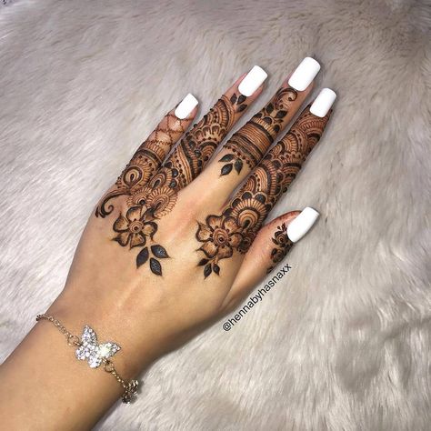 Behind Mehendi Design, Mehendi Style, Simple Mehendi Design, Fingers Mehndi, Finger Mehendi Designs, Simple Mehendi, Front Mehndi Design, Henna Inspo, Simple Mehendi Designs