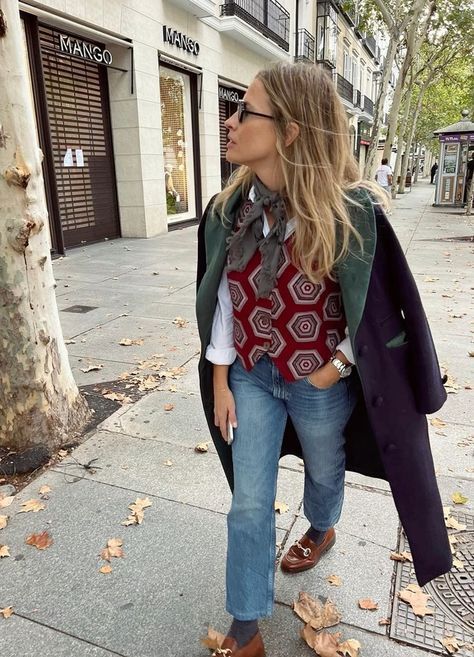 London Style Outfit, Madrid Spain Street Style, Outfits Spain Winter, Street Style Barcelona, Madrid Street Style Spring, Spanish Women Style Outfits, Barcelona Fashion Winter, Winter Spain Outfit, Spanish Winter Outfits