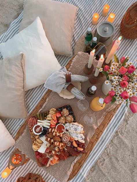 Anniversary Beach Ideas, Engagement Charcuterie Board, Diy Beach Picnic, Beach Picnic Pictures, Bestie Picnic, Engagement Party Picnic, Beach Picnic Food, Birthday Beach Picnic, Charcuterie Board Beach