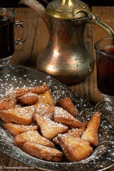 Kac kac is also known as Somali beignets.  Little pieces of fried dough, heaven! #kackac #Somalia Somali Culture Aesthetic, Somali Unsi, Somali Photography, Somali Girl Aesthetic, Somali Gold, Somalia Culture, Somalia Food, Somali Tea, Somalia Aesthetic