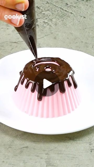 Cookist Wow on Instagram: "You only need some melted #chocolate to embellish your #desserts ✨ This method works great with cakes too 😍 Save it! 👉INGREDIENTS Melted dark chocolate Muffin silicon cup 👉METHOD 1. Use a piping bag with melted dark chocolate to pour over an upside-down silicone muffin. 2. Let a few drops drip and let it set. 3. Use to decorate muffins. Did you like the result? 😍 #cookistwow #cookistrecipe #recipes #easy #quick #fun #delicious #cooking #baking #tasty #homemade #foodie #foodlover #foodblog #yummy" How To Decorate Muffins, Decorating Chocolate Cupcakes, Decorate Muffins, Melted Chocolate Decorations, Chocolate Decorations For Cake, Chocolate Decoration Ideas, Chocolate Cupcakes Decoration, Cupcake Decorating Techniques, Recipes Easy Quick