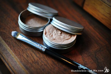 Make Your Own Healing Concealer Diy Natural Makeup, Diy Concealer, Diy Makeup Recipe, Makeup Recipes, Women Healing, Homemade Makeup, Diy Organizer, Honey Diy, Diy Body Scrub