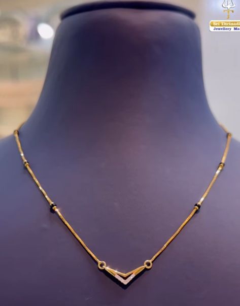 Latest Gold Chain Designs For Women, Short Necklace Gold Indian, Latest Mangalsutra Designs, Simplistic Jewelry, Latest Gold Ring Designs, Mangalsutra Chain, Mangalsutra Design, Black Beads Mangalsutra, Gold Bangles For Women