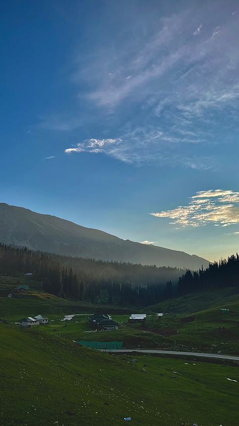 📍Gulmarg, Kashmir Gulmarg Kashmir, Kashmir Trip, Travel Infographic, Travel Picture Ideas, Photos For Profile Picture, Travel Pictures Poses, Landscape Photography Nature, Amazing Travel Destinations, Dreamy Art