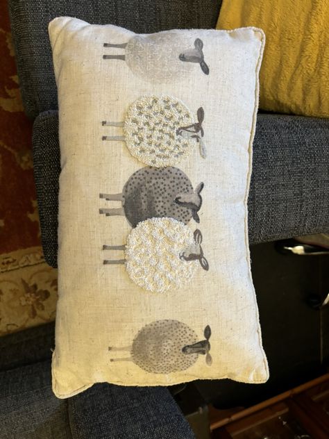 Sheep Cushion, Sheep Applique, Sheep Embroidery, Patchwork Quilting Designs, Sheep Crafts, Modern Quilt Blocks, Cushion Embroidery, Sewing Cushions, Applique Pillows