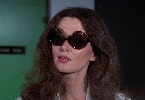 60s Vibe, 60s Women, Fashion Decades, 70s Aesthetic, Film Inspiration, Monica Bellucci, The Bee, Kate Moss, Round Sunglass Women