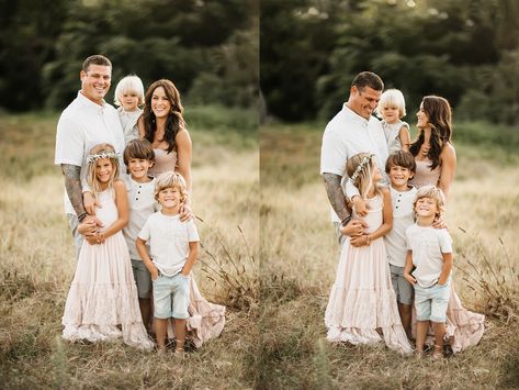 Posing Family Of 6 Group Shots, Family Of 6 Picture Poses, Farm Family Pictures, Fall Photoshoot Family, Family Holiday Pictures, Family Portrait Outfits, Fam Photos, Summer Family Pictures, Big Family Photos