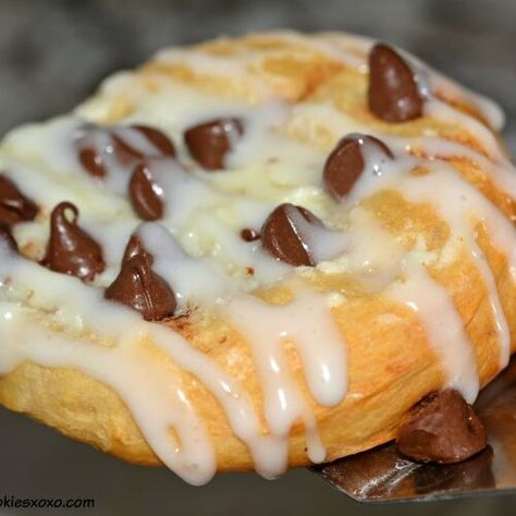 Easy Chocolate Chip Cheese Danish Homemade Danish Recipe, Apple Crescent, Homemade Danish, Breakfast Danish, Danish Recipes, Custard Cake Recipes, Pillsbury Crescent, Crescent Recipes, Cream Cheese Danish