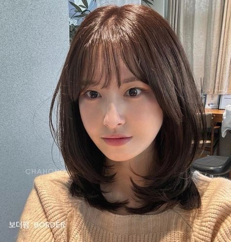 Short Layered Haircuts With Bangs Round Face, Wavy Medium Hair With Bangs, Haircut Bangs Medium, Type Of Bangs For Women, Short Hair Inspo For Round Face, Bangs With Glasses Oval Face, Haircuts For Oval Shaped Face Short, Asian Short Hair With Bangs, Short Hair For Oval Face Shape