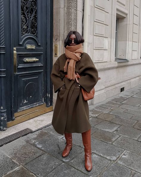 European Fashion Aesthetic, Paris Winter Fashion, Chica Chola, Paris Christmas, Paris Winter, Oversized Wool Coat, Winter Inspiration, Winter Closet, Dark Autumn