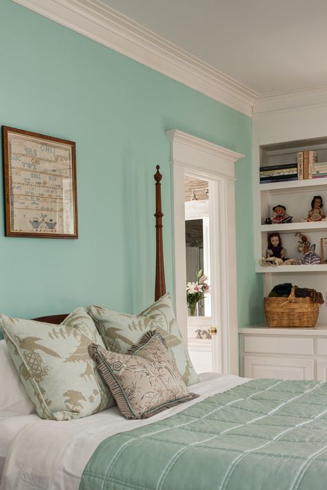 Robins Egg Blue with taupe.  My favourite colours. Robin Egg Blue Bedroom, Robins Egg Blue Living Room, Blue Room Ideas, Duck Egg Blue Bedroom, Robins Egg Blue Paint, Commode Shabby Chic, Blue Bedroom Ideas, Blue Bedroom Walls, Home Bedroom Design