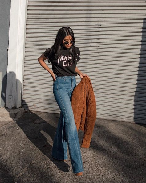 Sheryl Luke on Instagram: “I miss NYC, especially during the holidays. Link to outfit in bio 🙂 http://liketk.it/2IcT6 #liketkit @liketoknow.it” Flare Jean Outfit, Bootcut Jeans Outfit, Flare Jeans Outfit, Jeans Outfit Spring, Spring Jeans, Look Boho Chic, Looks Jeans, Look Jean, 70s Inspired Fashion