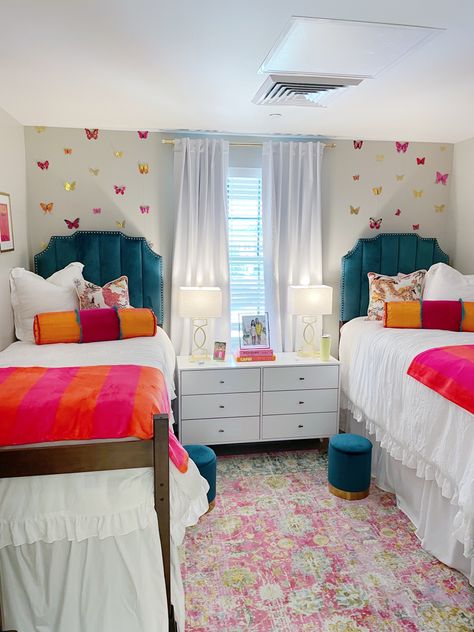 really bold colors without being too busy!  preppy inspo as well! Dorm Ideas Preppy, Designer Dorm Rooms, Dorm Room Carpet, College Dorm Inspo Preppy, University Dorm Room Decor Color Schemes, Sec Dorm Rooms, Sorority Dorm Room Ideas, 2023 Dorm Room, Dorm Mood Board