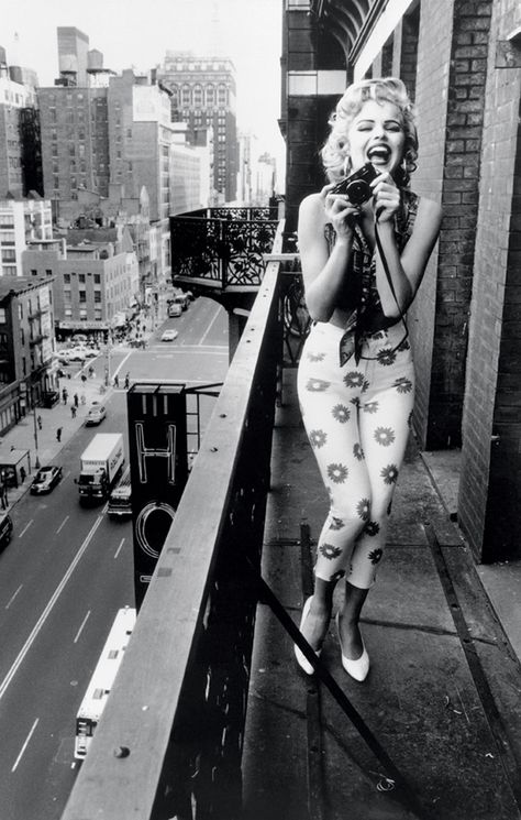 Love this photo Ideas Cuadros, Board Wallpaper, Eva Herzigova, Marilyn Monroe Quotes, Jane Russell, Chelsea Hotel, Ellen Von Unwerth, Joe Dimaggio, Mae West