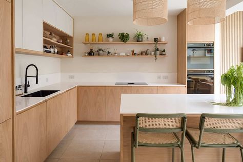 A calming Scandinavian inspired kitchen in London with European Oak paired with white finishes, corian worktops and a bora hob. Modern Oak Kitchen, Scandinavian Interior Kitchen, Kitchen London, Scandi Kitchen, Ikea Kitchen Design, Nordic Kitchen, London Kitchen, Sustainable Kitchen, Scandinavian Kitchen