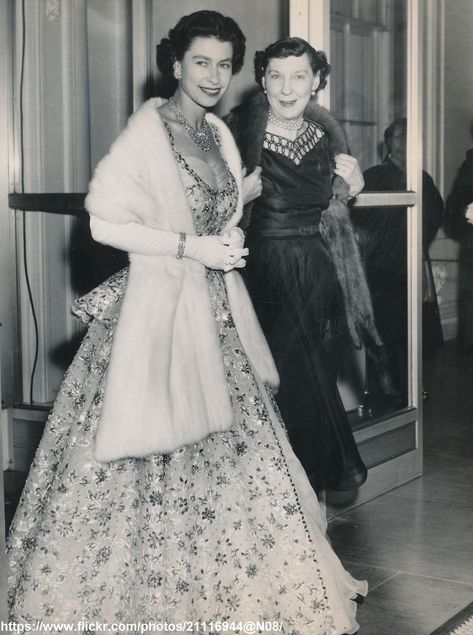 Queen Elizabeth in Washington DATE:October 1957 D:Queen Elizabeth II and Mamie Eisenhower in evening gowns at the British Embassy in Washington /original phot Clue Costume, Mamie Eisenhower, Royal Family History, Us First Lady, Hm The Queen, Her Majesty The Queen, Better Half, Original Photo, Queen Victoria