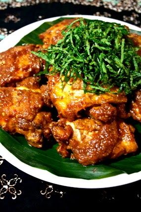 There is my interpretation  of a dish we often order at our local Malaysian restaurant. I used chicken instead of duck and the result was ... Bunga Kantan, Torch Ginger Flower, Malaysian Restaurant, Cooking Chicken Thighs, Nyonya Food, Torch Ginger, Malay Food, Khmer Food, Malaysian Cuisine