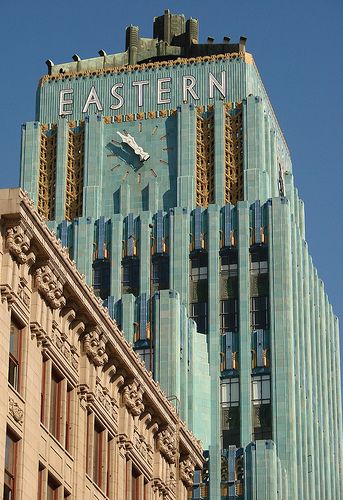 Los Angeles::Eastern Columbia Building Eastern Columbia Building, Architecture Cool, Santiago Calatrava, Art Deco Buildings, Art Deco Architecture, Alvar Aalto, Downtown Los Angeles, Beautiful Architecture, Beautiful Buildings