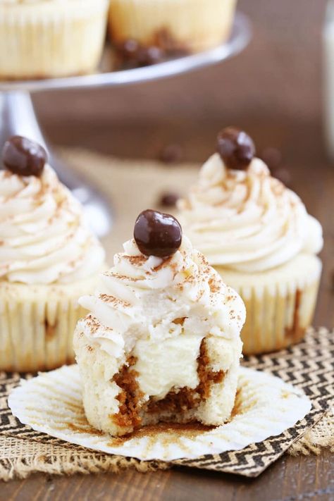 Filled with tiramisu cream and topped with a Kahlua mascarpone buttercream frosting, these Tiramisu Cupcakes are light, fluffy, and absolutely irresistible. Stuffed Cupcakes, Homemade Tiramisu, Tiramisu Cupcakes, Easy Tiramisu Recipe, Eggless Chocolate Chip Cookies, Chocolate Covered Espresso Beans, Tiramisu Dessert, Filled Cupcakes, Tiramisu Cake