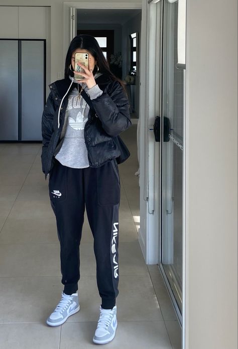 Winter fit for uni :) // someone said uk ? How To Style Grey Jordans, Grey Jordan Outfits Womens, Air Jordan Grey Outfit, Vast Grey Dunk Outfit, Uni Outfits Uk Winter, Bummy Outfits Winter, Outfits With Grey Jordan 1’s, Jeans And Jordans Outfit Women, Grey Jordans Outfit