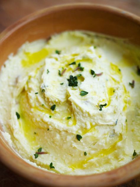 Feta Dip Recipe with thyme, garlic, olive oil, and fresh lemon juice Dip Snacks, Lemon Dip, Dip Healthy, Greek Dip, Dip Sauce, Lemon Thyme, Feta Dip, Raw Vegetables, Cheese Dip