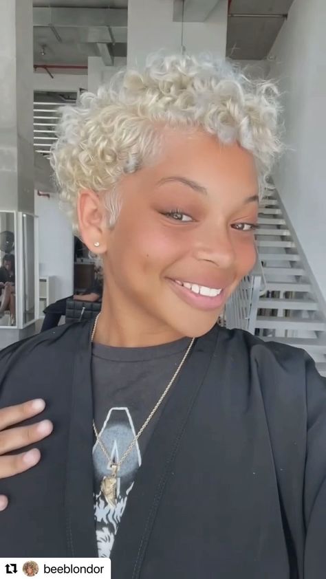 Bleached 4c Hair, Short Blonde Natural Hair, Colored Pixie Hair Black Women, Pixie Cut Color Ideas, Blonde Black Women, Blonde Curly Hair Natural, Pixie Aesthetic, Blonde Twa, Short Bleached Hair